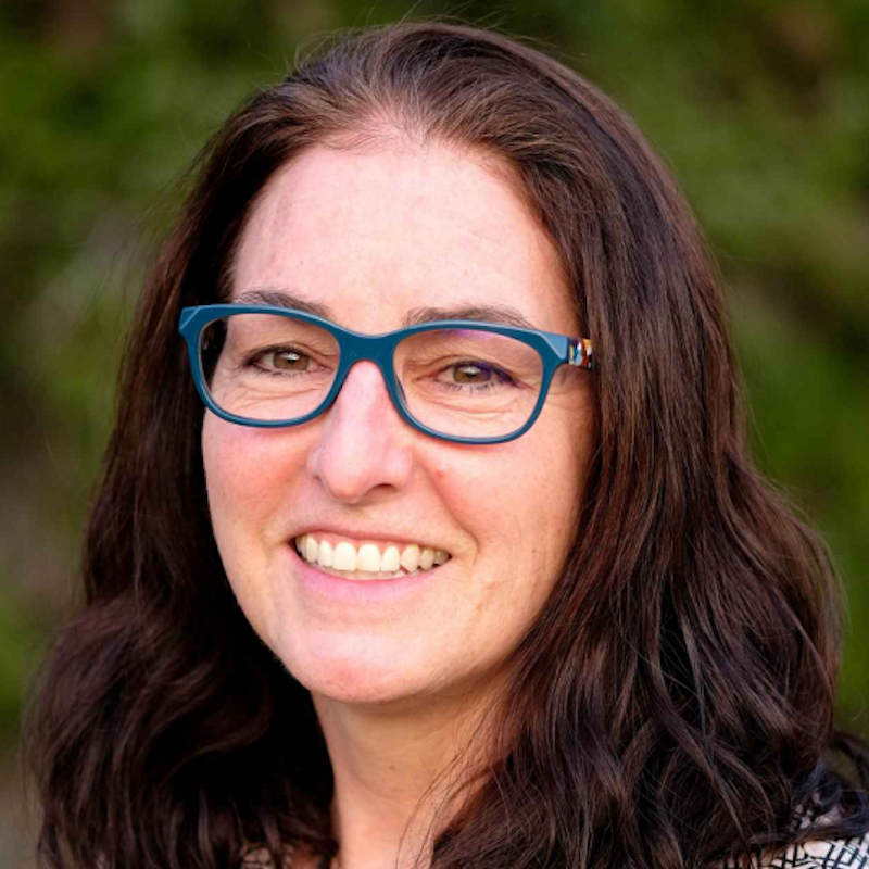 Laura Kustaborder
